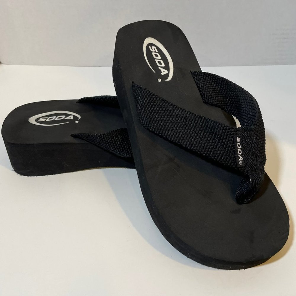 Soda Platform Flip Flops 1.5" Heel Black Excellent Condition